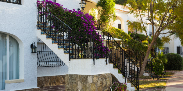 Pintar Fachadas de Casas Unifamiliares / Chalets en Alicante · Pintura para Pintado de Balcones, Barandillas, Terrazas y Exteriores