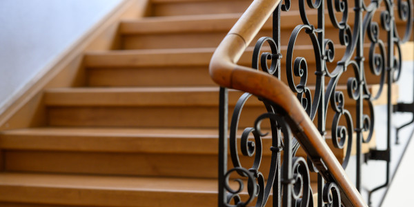 Pintar Fachadas y Patios de Luces de Comunidades Vecinos / Propietarios en Alicante · Pintado de Pasillos, Escaleras y Zonas de Tránsito