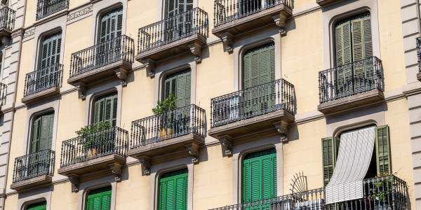 Pintar Fachadas y Patios de Luces de Comunidades Vecinos / Propietarios en Alicante · Reparación y Preparación de Superficies