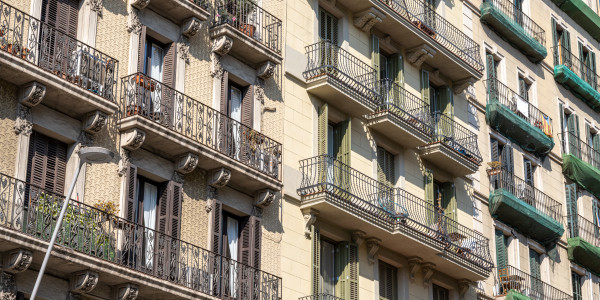 Trabajos Verticales en Fachadas de Edificios / Viviendas en Alicante · Pintado de Fachadas con Difícil Acceso