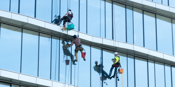 Trabajos Verticales en Fachadas de Edificios / Viviendas en Alicante · Pintado Económico y Rápido de Fachadas